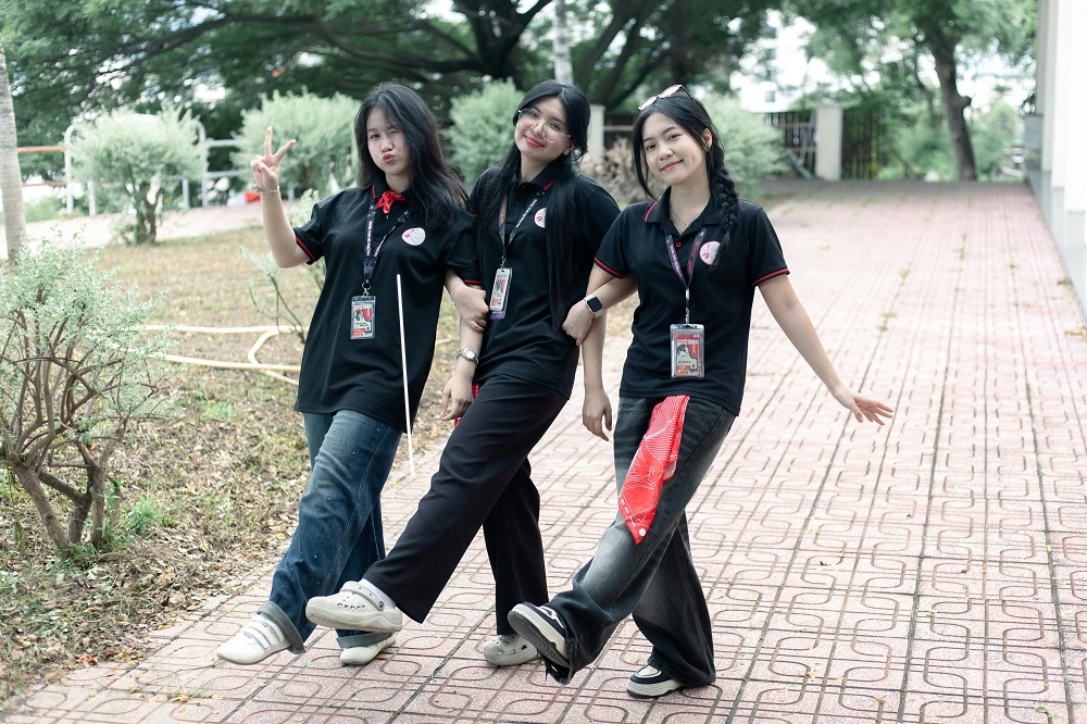 TOP 10 Countries with Youngest Median Age (2025)